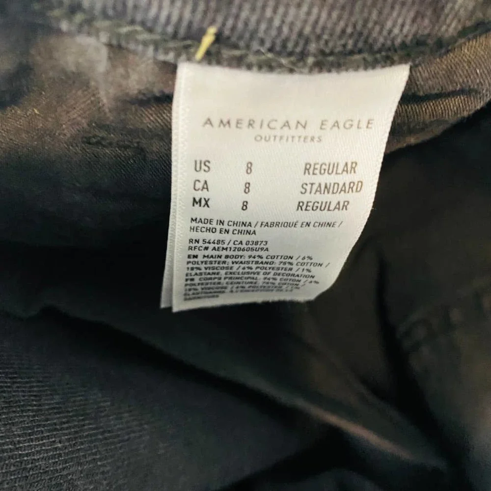 AMERICAN EAGLE Mom Jeans Comfort Stretch Waistband Black Distressed NWT Size 8 - Picture 14 of 16